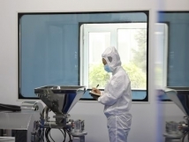 不負秋日好時光 ，亞歐廠里生產(chǎn)忙， 機器轟鳴干勁足，熱火朝天普新章！